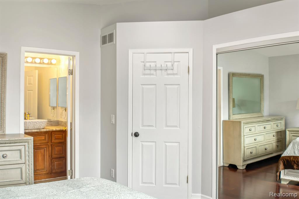 38930 COUNTRY Circle, Farmington Hills, MI 48331 — Photo 8