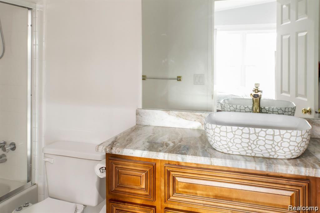 38930 COUNTRY Circle, Farmington Hills, MI 48331 — Photo 17