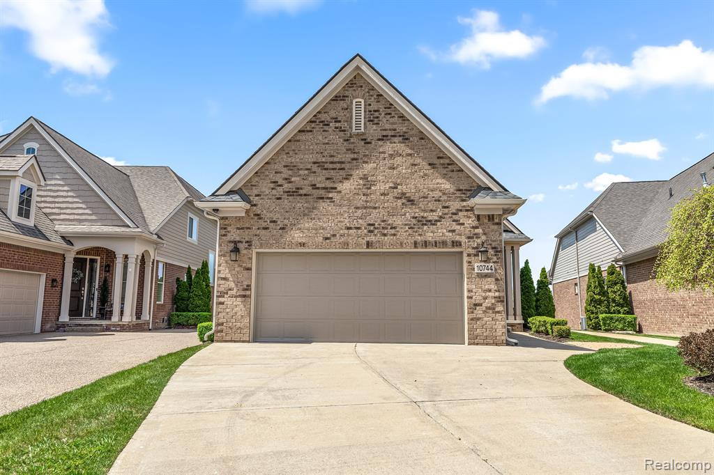 10744 WATERFALL Court, South Lyon, MI 48178 — Photo 2