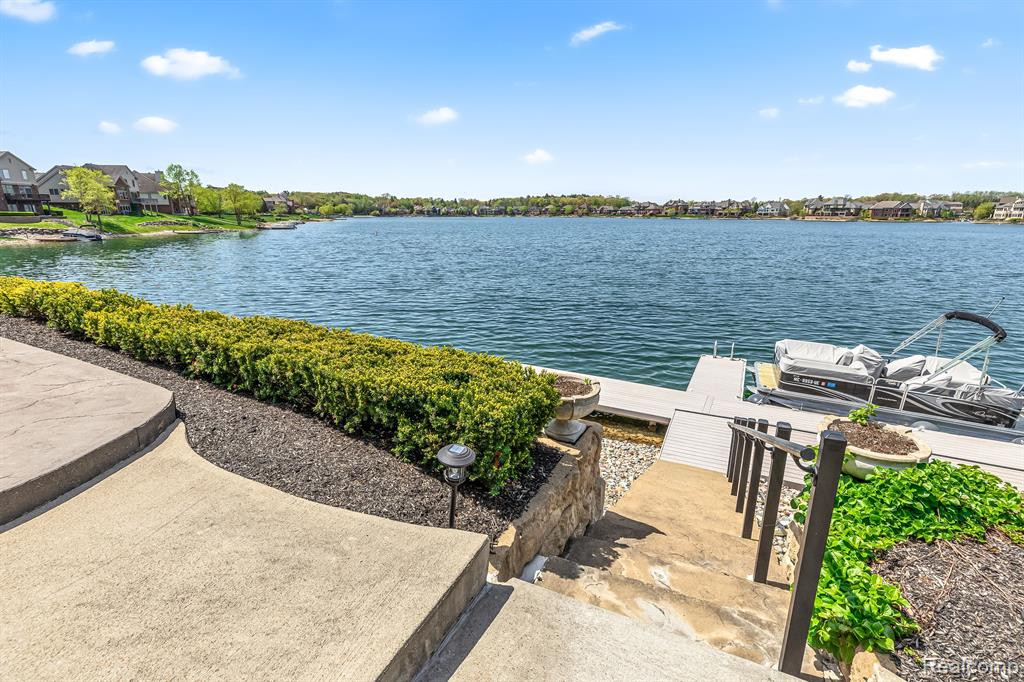 10744 WATERFALL Court, South Lyon, MI 48178 — Photo 35