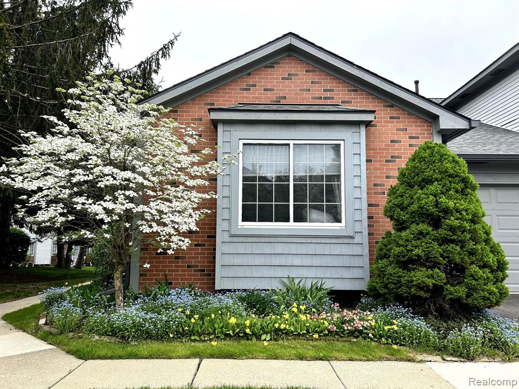 526 WINWOOD Circle, Walled Lake, MI 48390 — front exterior