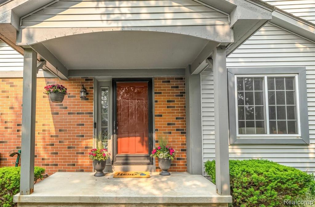 526 WINWOOD Circle, Walled Lake, MI 48390 — Photo 2