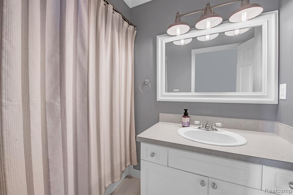 5344 Pine Aires Drive, Sterling Heights, MI 48314 — Photo 24