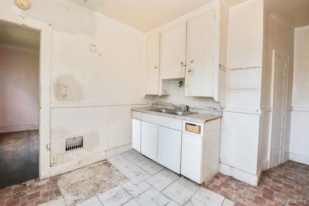 8956 ASTOR Street, Detroit, MI 48213 — Photo 9