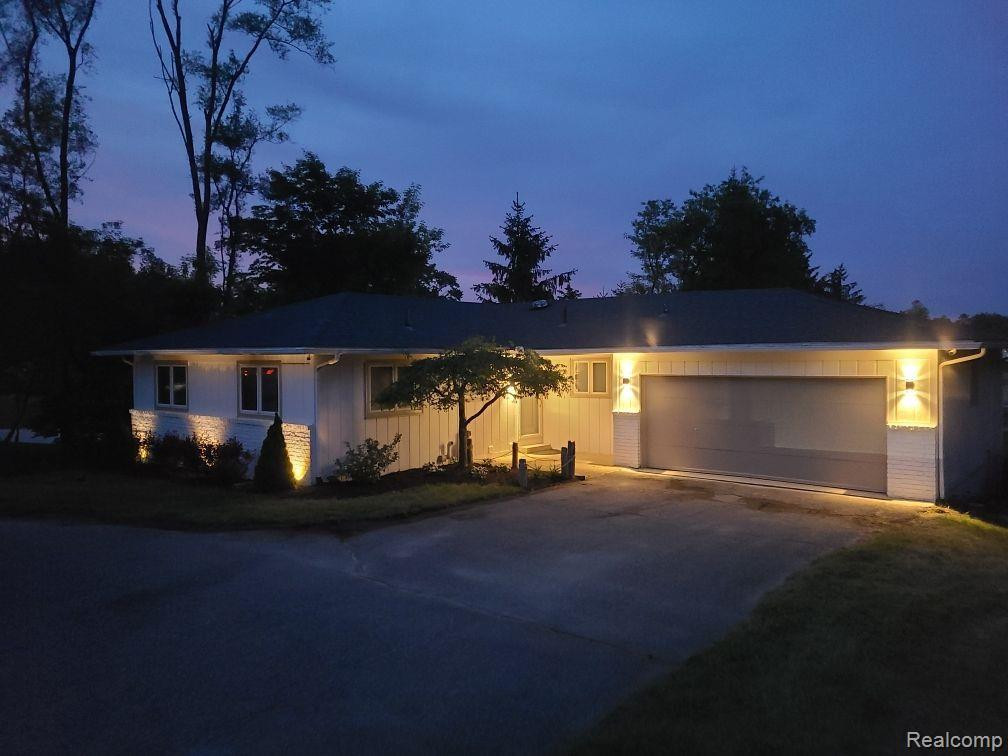 2691 S HACKER Road, Brighton, MI 48114 — Photo 2