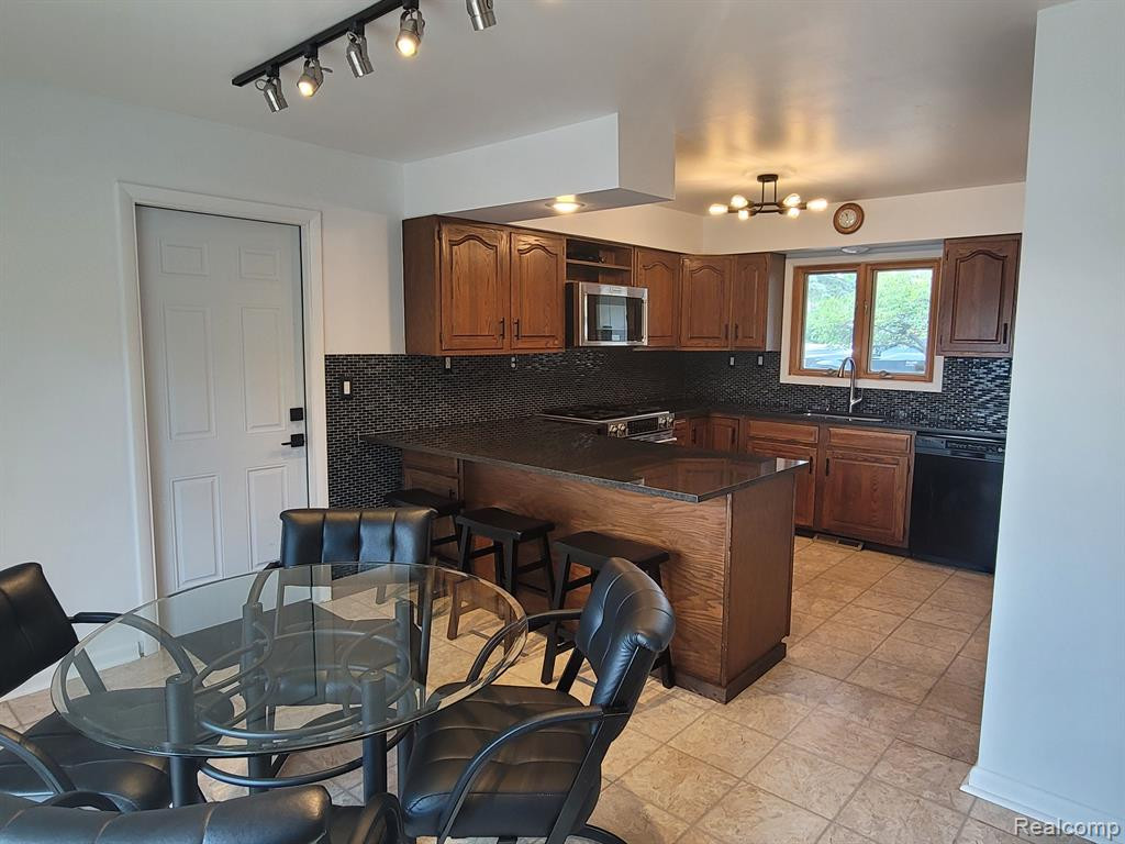 2691 S HACKER Road, Brighton, MI 48114 — Photo 37