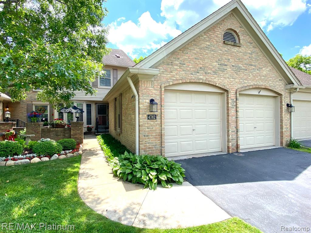 4762 PINE EAGLES Drive, 15, Brighton, MI 48116 — front exterior
