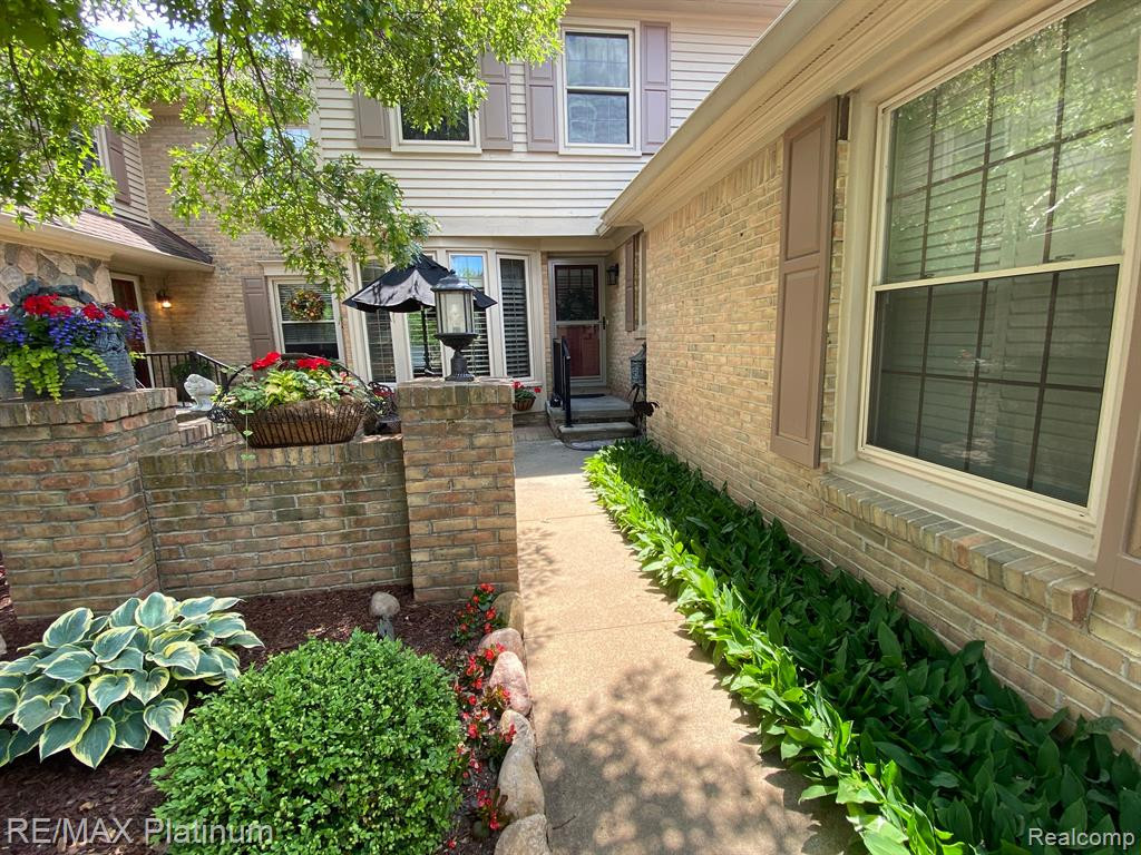 4762 PINE EAGLES Drive, 15, Brighton, MI 48116 — Photo 2