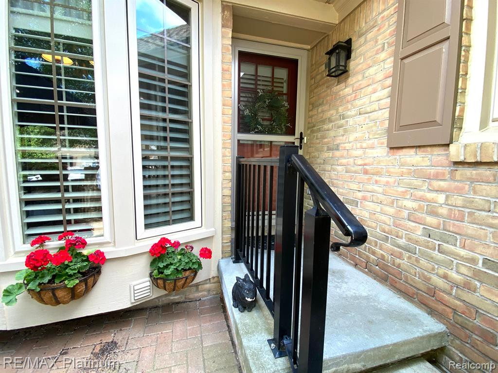 4762 PINE EAGLES Drive, 15, Brighton, MI 48116 — Photo 5