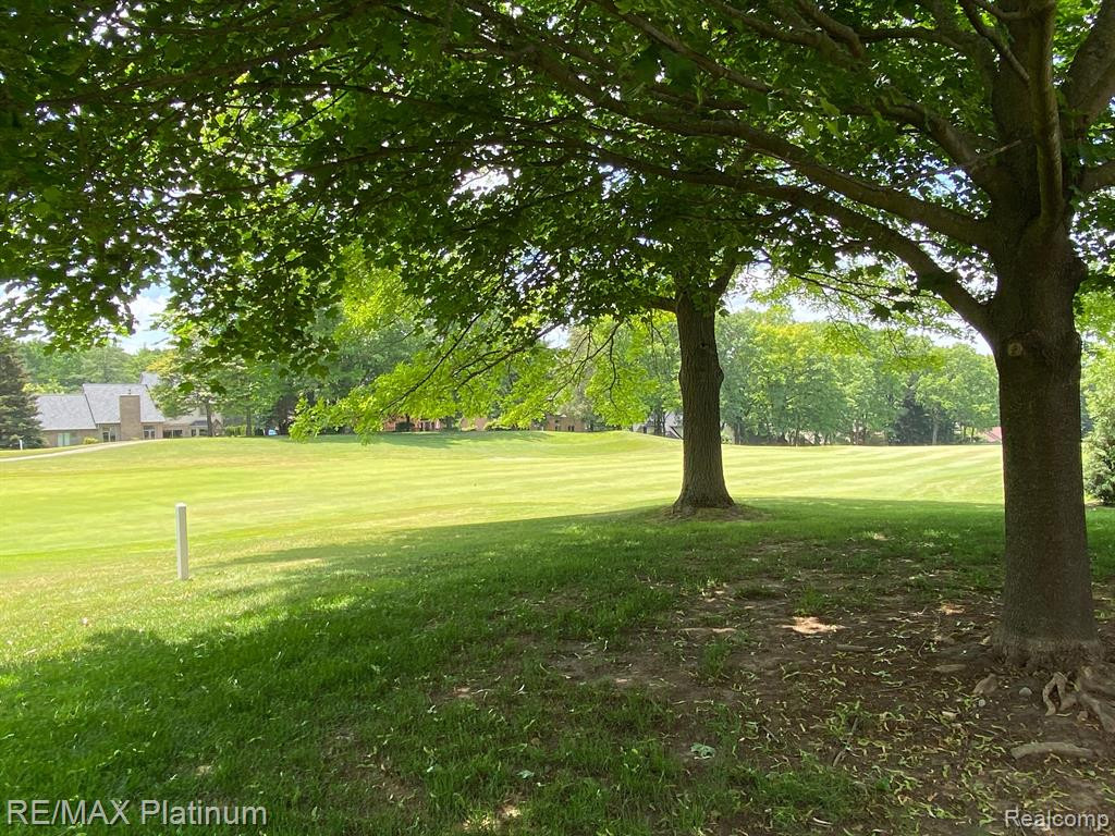 4762 PINE EAGLES Drive, 15, Brighton, MI 48116 — Photo 31