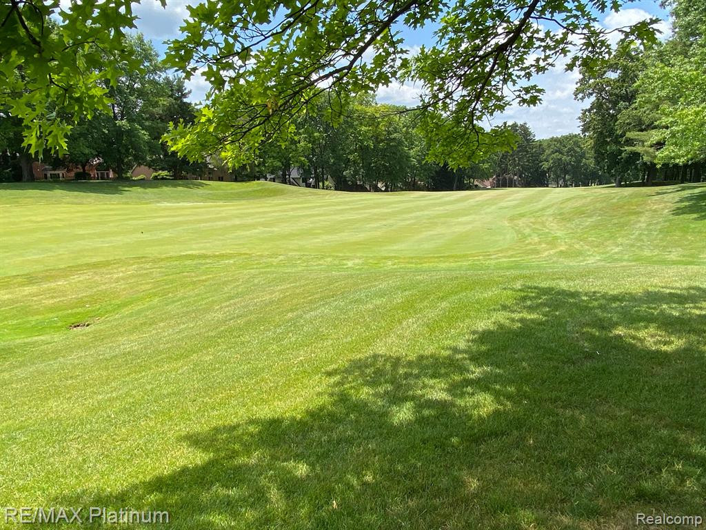 4762 PINE EAGLES Drive, 15, Brighton, MI 48116 — Photo 32