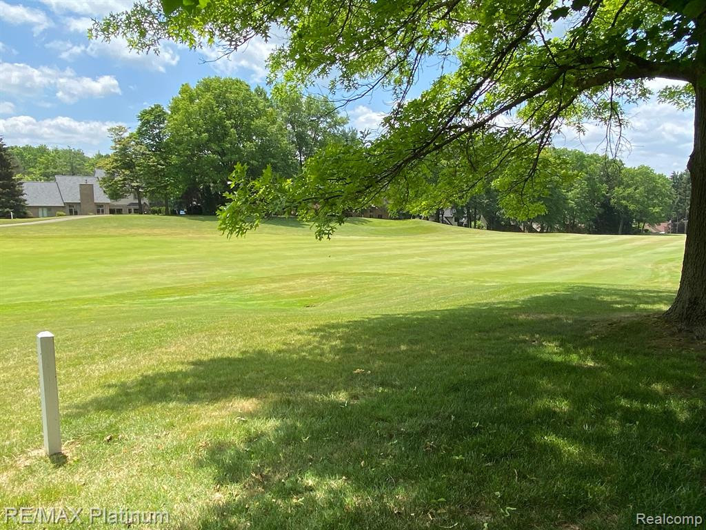 4762 PINE EAGLES Drive, 15, Brighton, MI 48116 — Photo 33