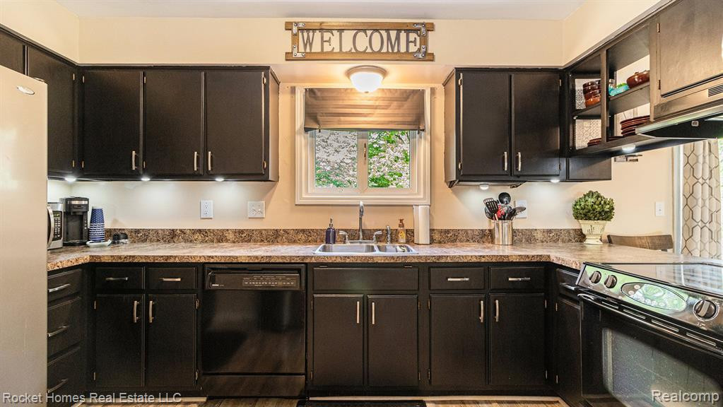38177 Carolon Boulevard, Westland, MI — Photo 9