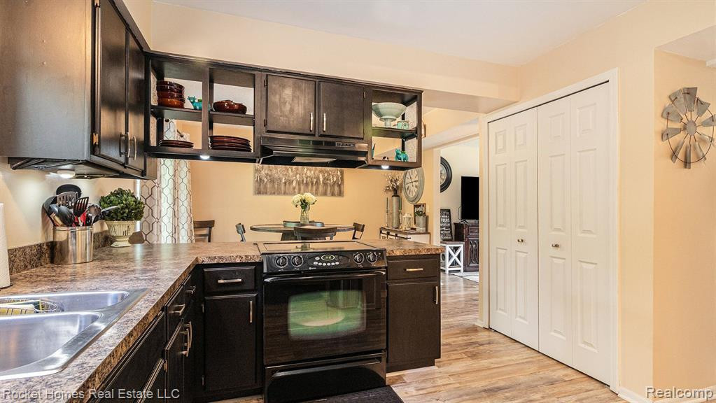 38177 Carolon Boulevard, Westland, MI — Photo 11