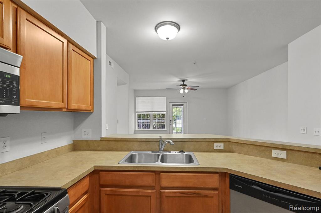 841 E Summerfield Glen Circle, Ann Arbor, MI 48103 — Photo 8
