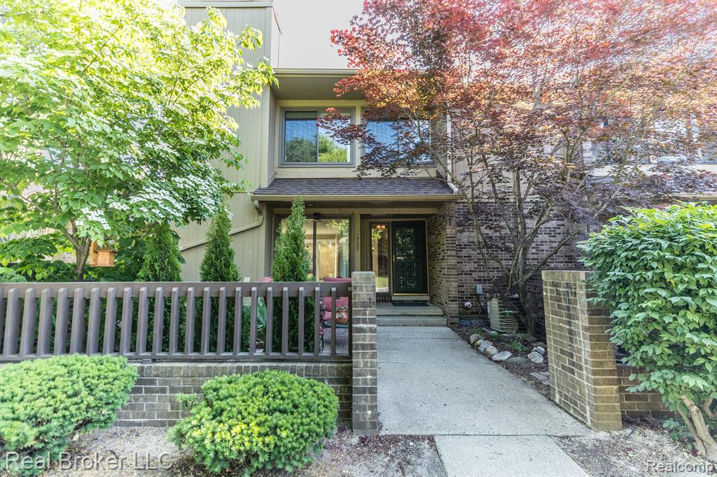 1737 S HILL Boulevard, Bloomfield Hills, MI 48304 — Photo 2