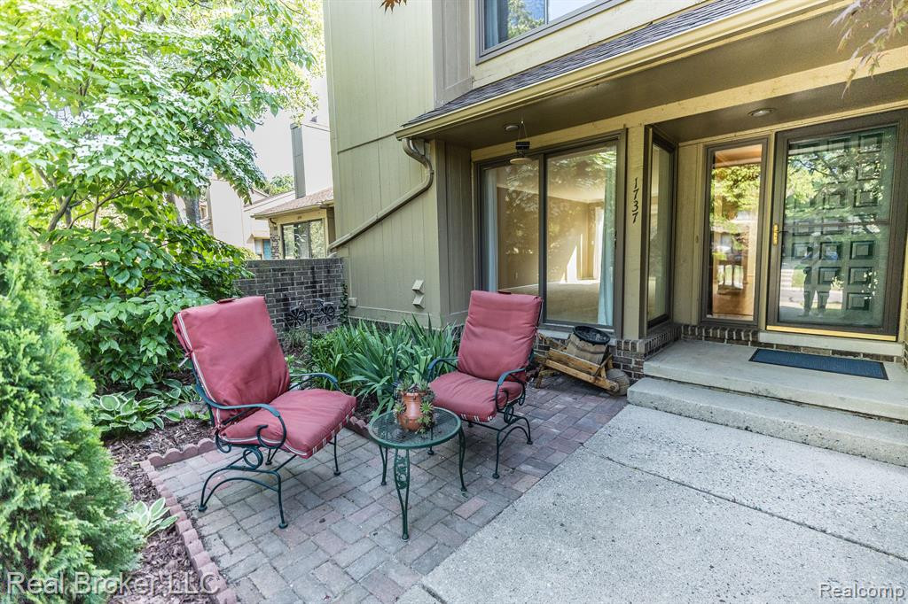 1737 S HILL Boulevard, Bloomfield Hills, MI 48304 — Photo 3