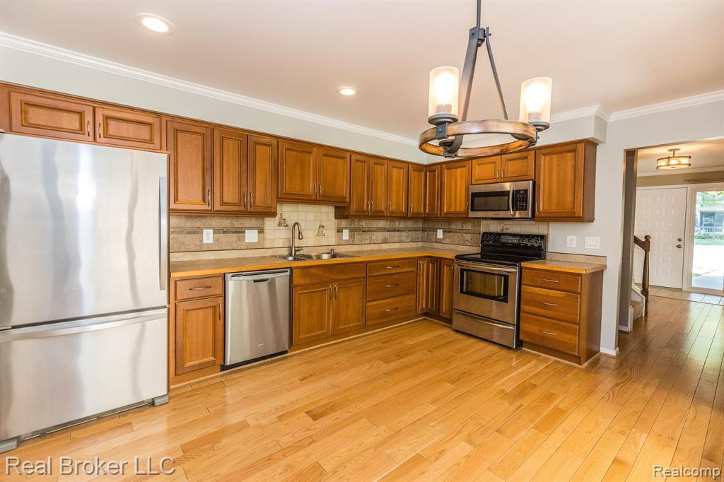 1737 S HILL Boulevard, Bloomfield Hills, MI 48304 — Photo 14