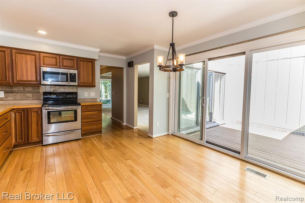 1737 S HILL Boulevard, Bloomfield Hills, MI 48304 — Photo 15