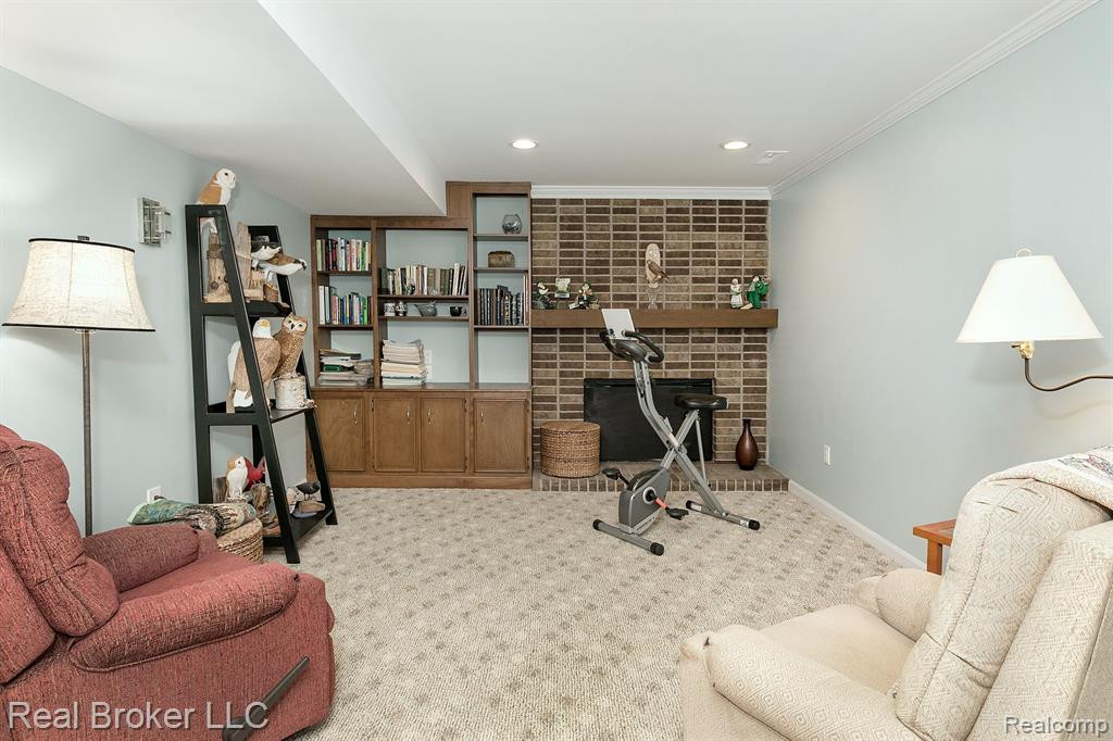 1737 S HILL Boulevard, Bloomfield Hills, MI 48304 — Photo 32