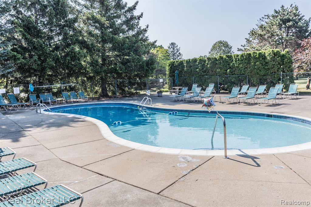 1737 S HILL Boulevard, Bloomfield Hills, MI 48304 — Photo 43