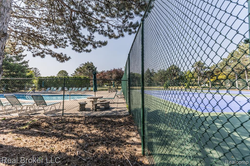 1737 S HILL Boulevard, Bloomfield Hills, MI 48304 — Photo 45