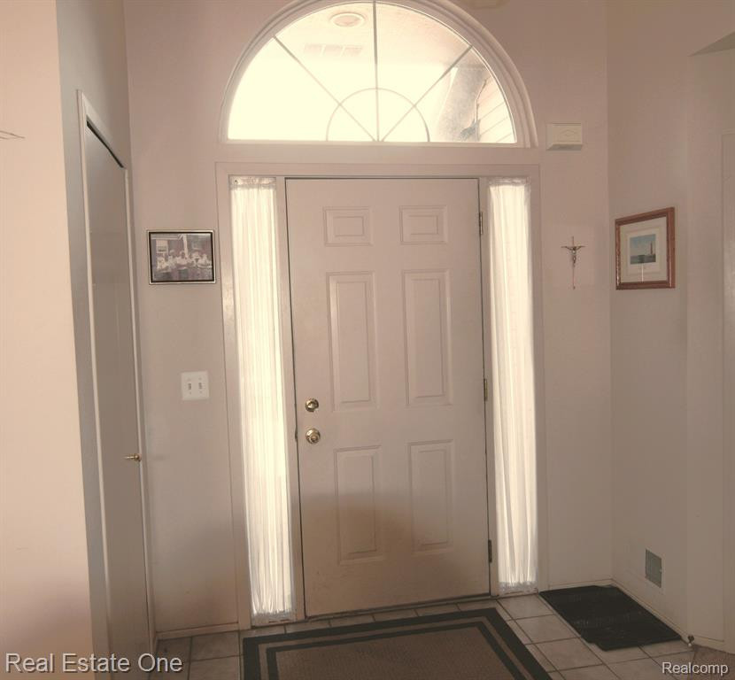 197 Shore Brook Lane, Commerce Twp, MI 48390 — Photo 2