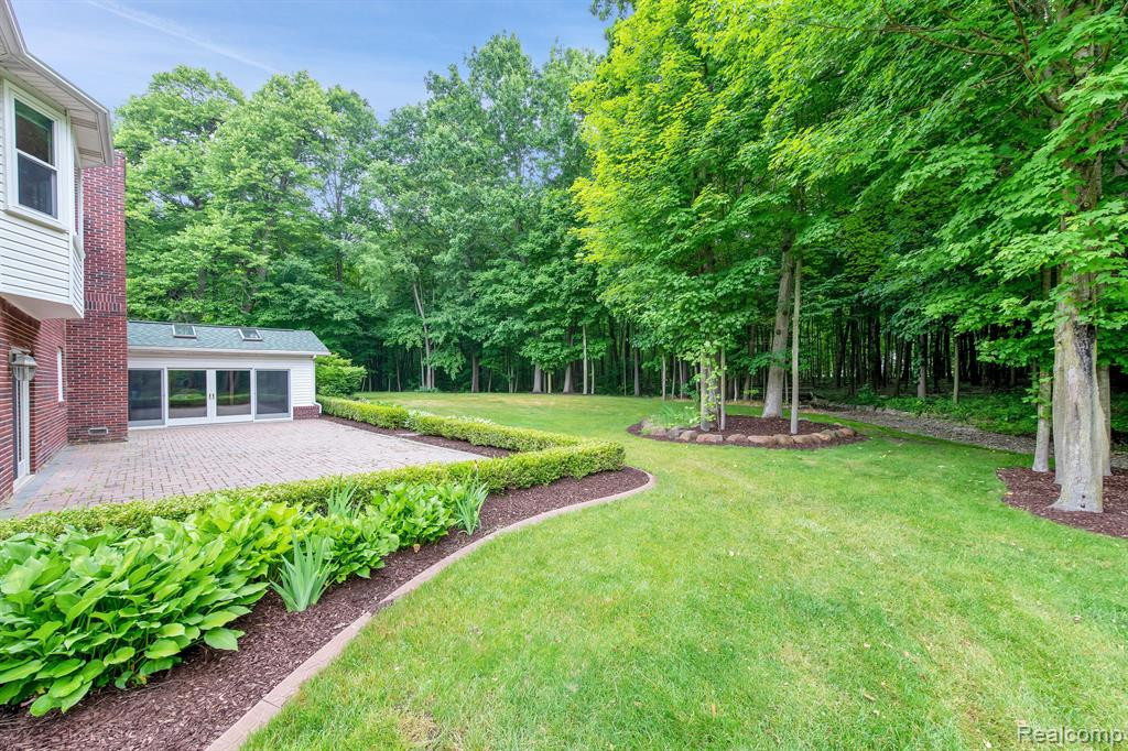 21106 GREENBRIAR Lane, South Lyon, MI 48178 — Photo 6