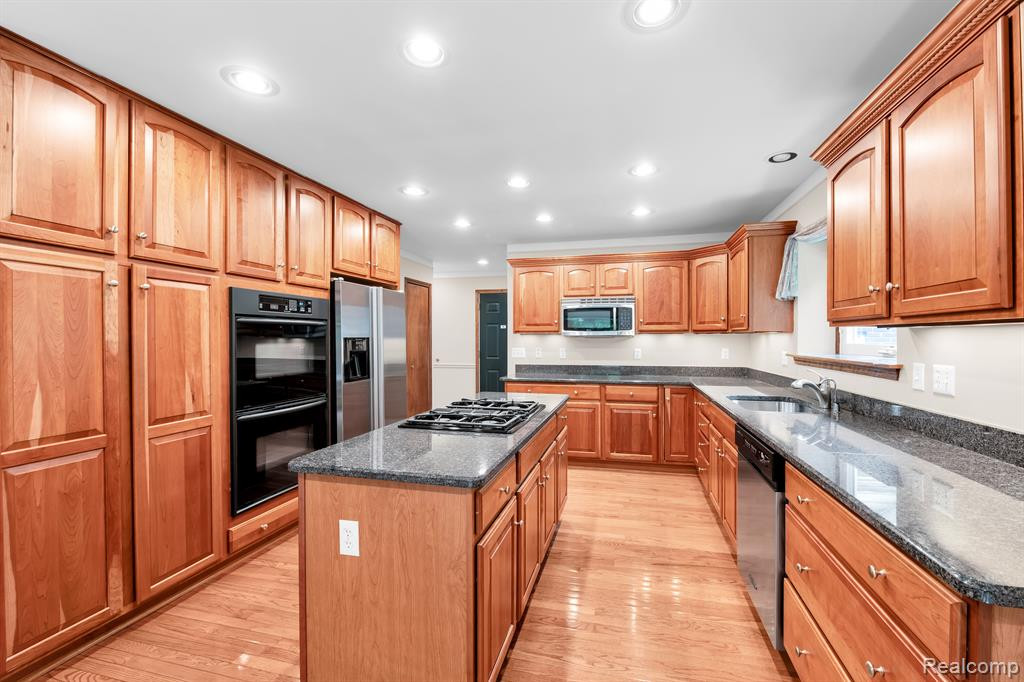 21106 GREENBRIAR Lane, South Lyon, MI 48178 — Photo 12