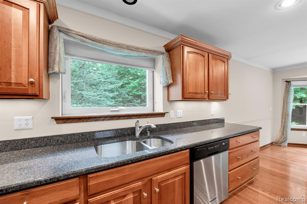 21106 GREENBRIAR Lane, South Lyon, MI 48178 — Photo 13