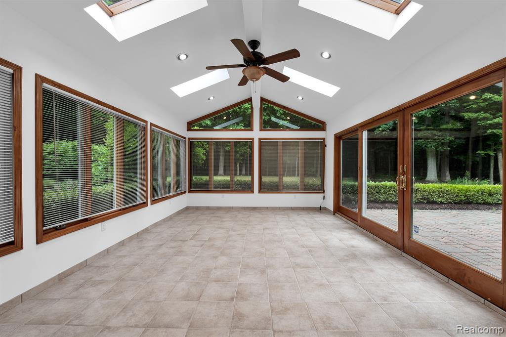 21106 GREENBRIAR Lane, South Lyon, MI 48178 — Photo 33