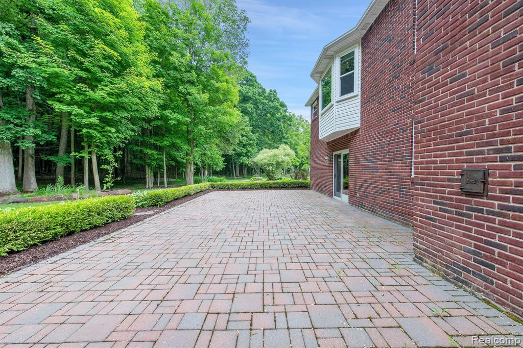 21106 GREENBRIAR Lane, South Lyon, MI 48178 — Photo 35