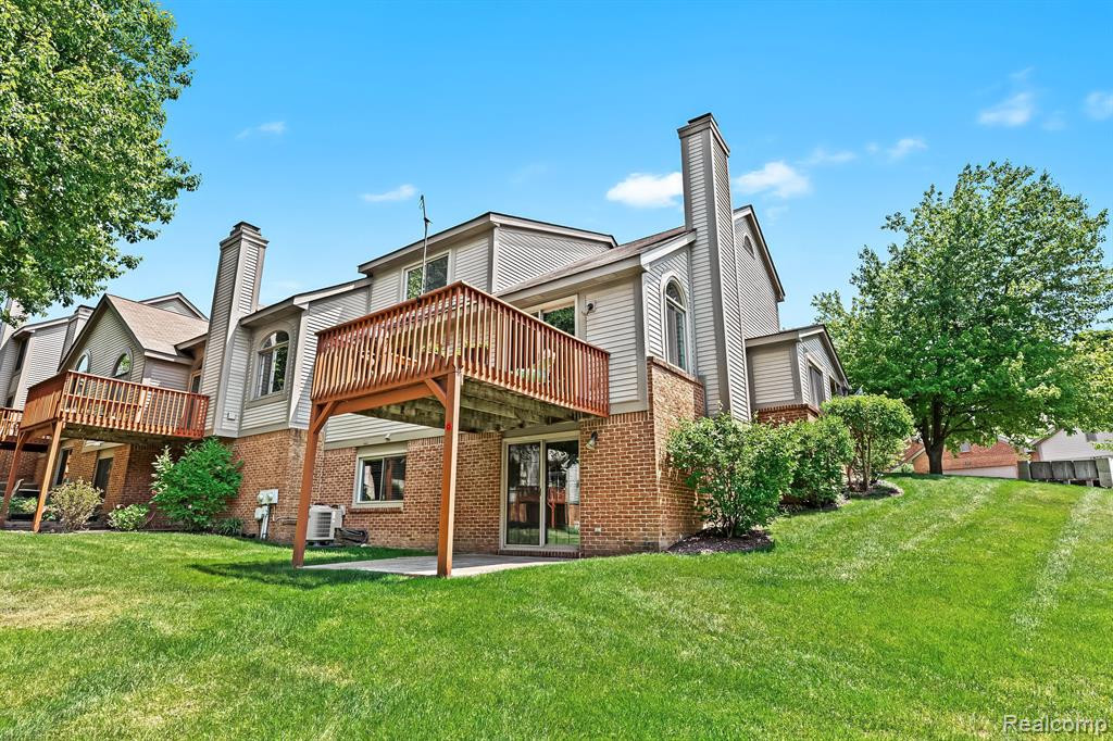 1020 PINEWOOD Court, Brighton, MI 48116 — Photo 2