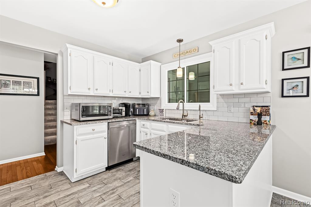 1020 PINEWOOD Court, Brighton, MI 48116 — Photo 8
