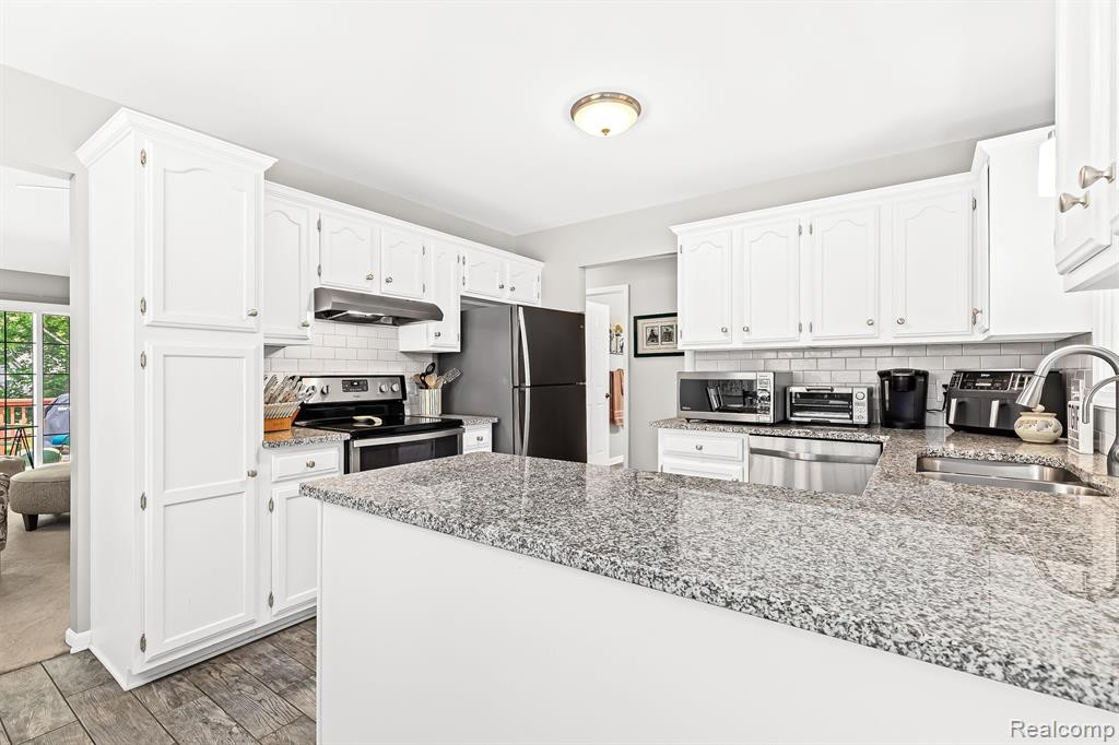 1020 PINEWOOD Court, Brighton, MI 48116 — Photo 9