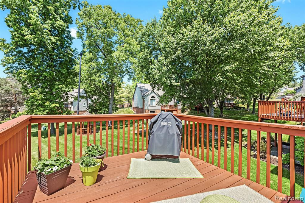 1020 PINEWOOD Court, Brighton, MI 48116 — Photo 15