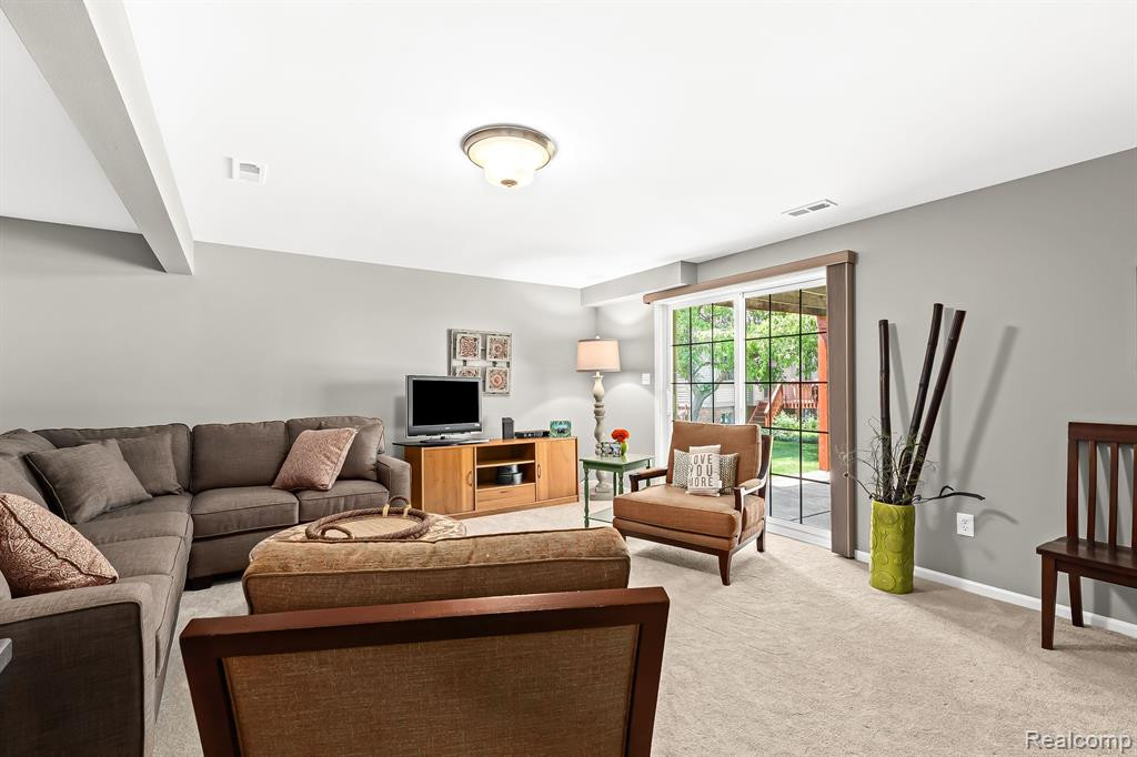 1020 PINEWOOD Court, Brighton, MI 48116 — Photo 27