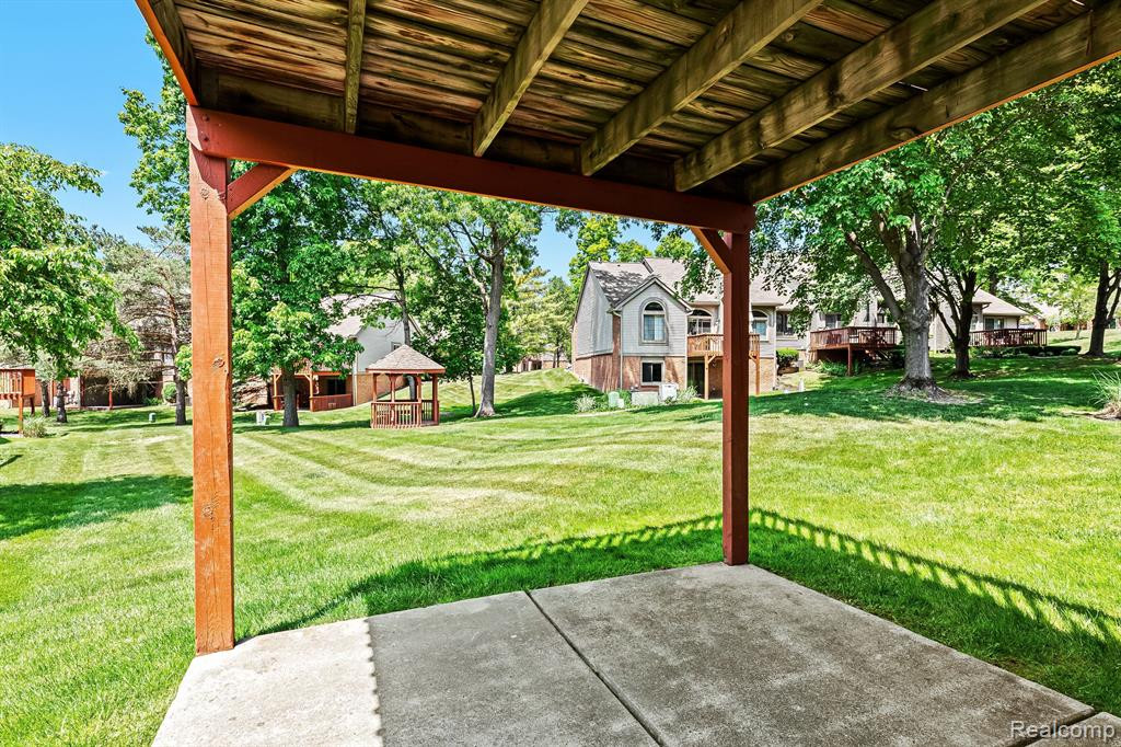 1020 PINEWOOD Court, Brighton, MI 48116 — Photo 32