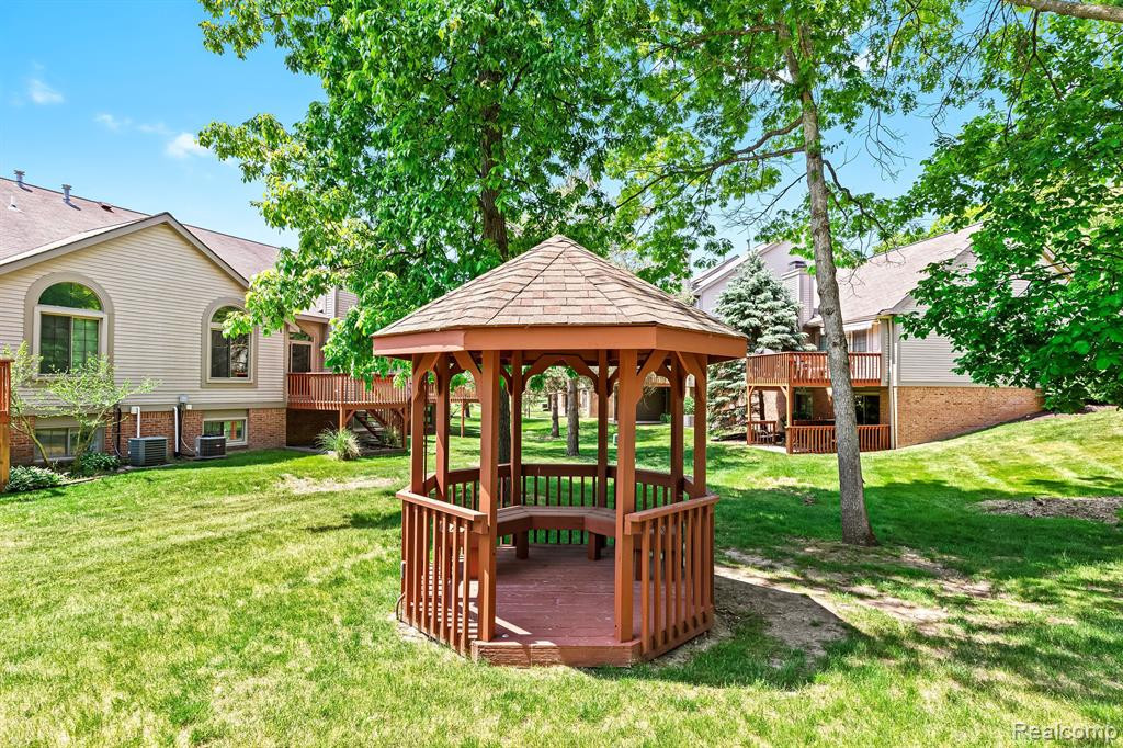 1020 PINEWOOD Court, Brighton, MI 48116 — Photo 33