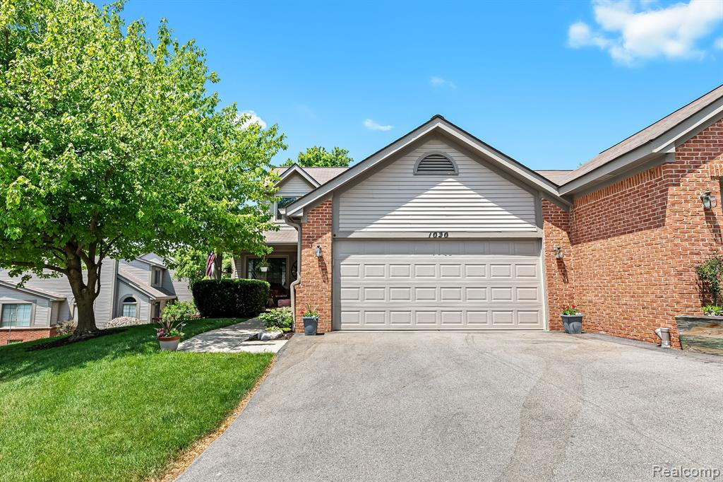 1020 PINEWOOD Court, Brighton, MI 48116 — Photo 36