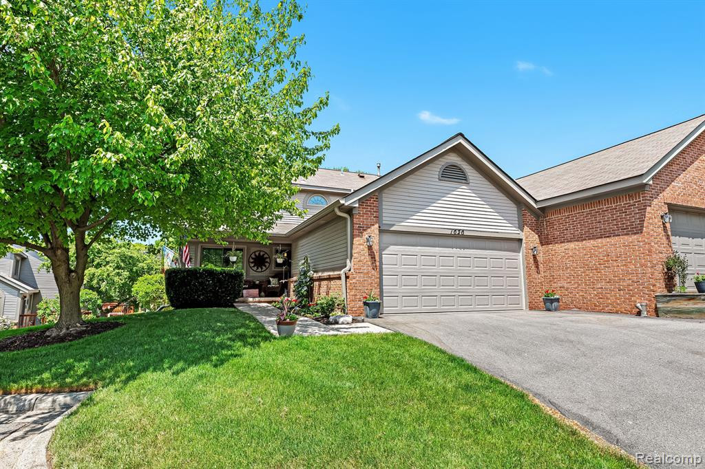 1020 PINEWOOD Court, Brighton, MI 48116 — Photo 37
