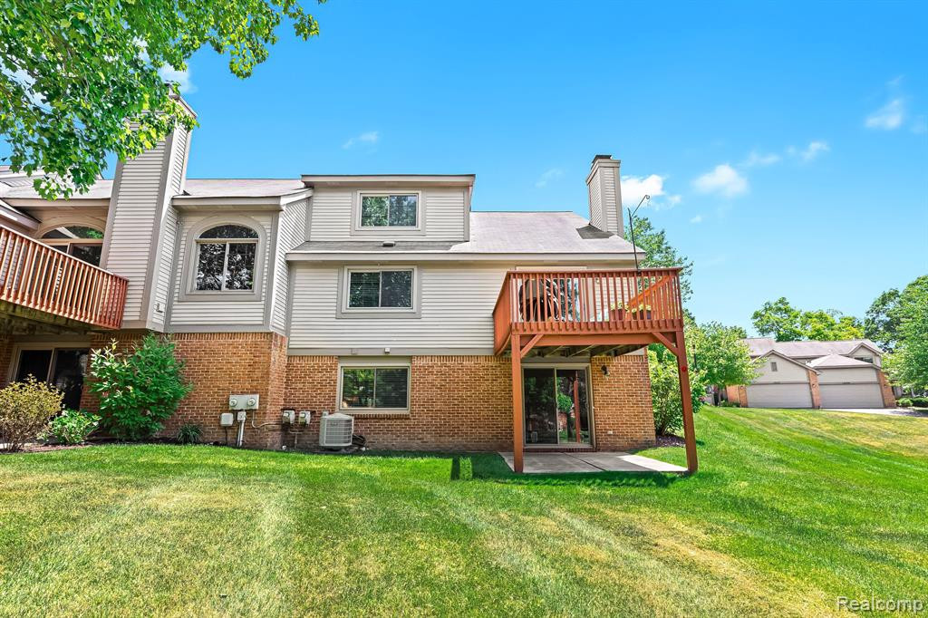 1020 PINEWOOD Court, Brighton, MI 48116 — Photo 38