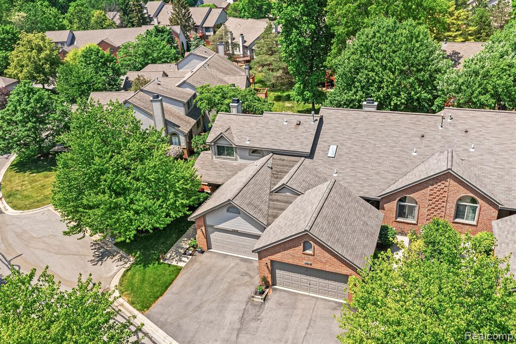 1020 PINEWOOD Court, Brighton, MI 48116 — Photo 41