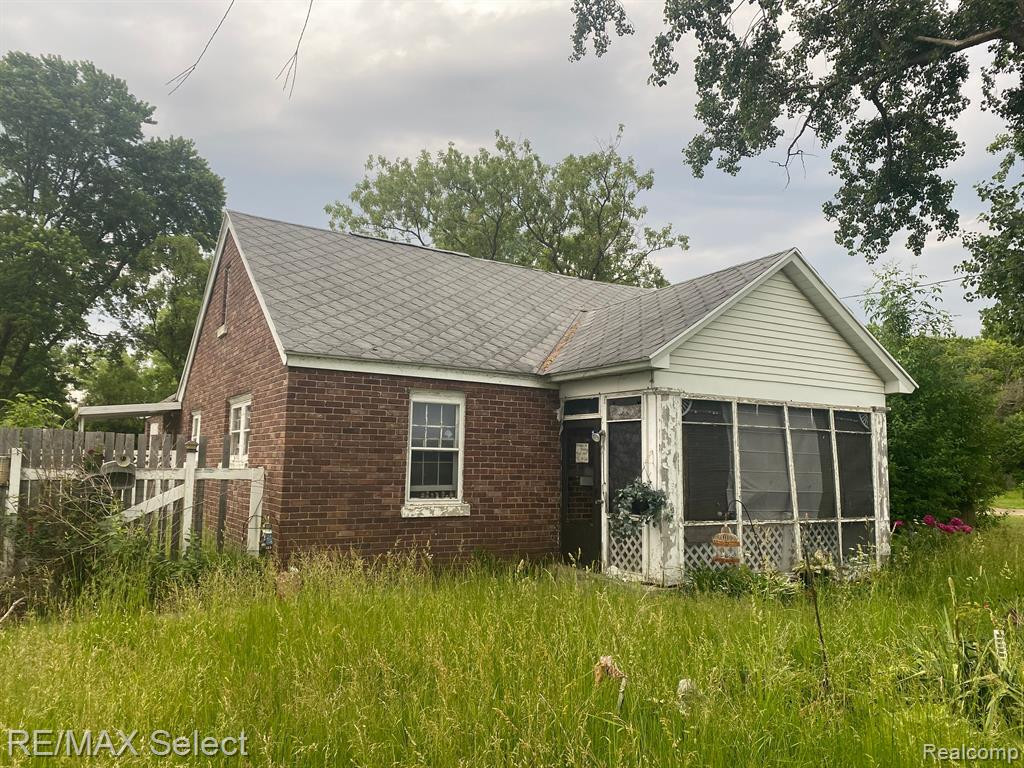 3933 EAST Street, Saginaw, MI 48601 — front exterior
