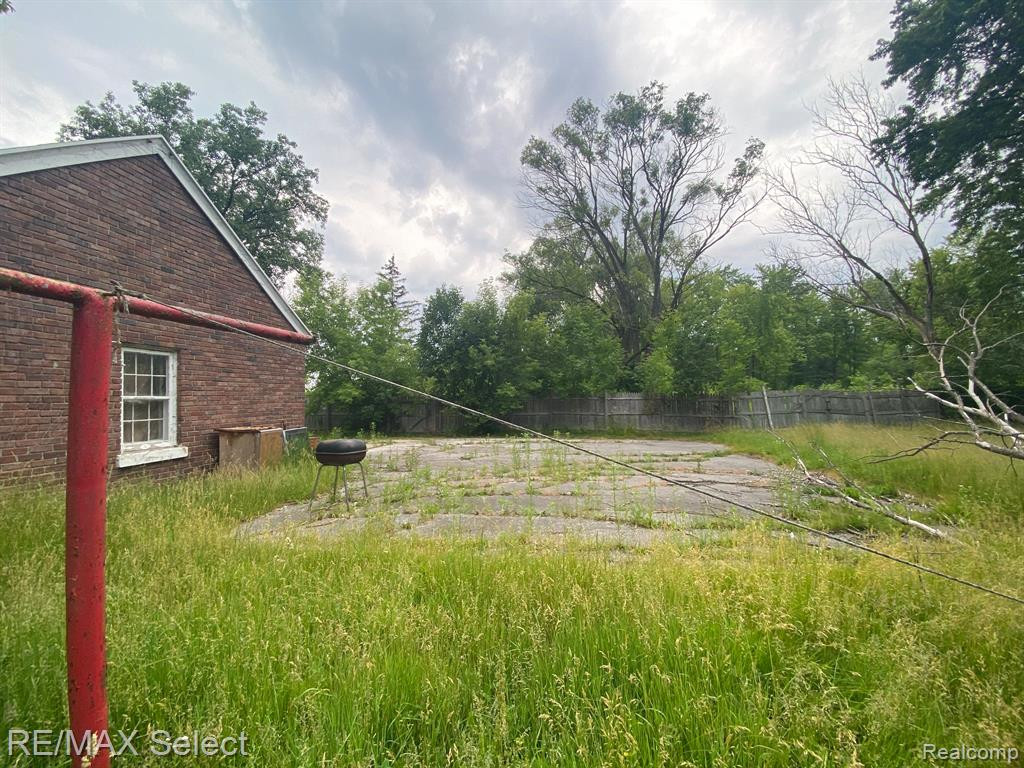 3933 EAST Street, Saginaw, MI 48601 — Photo 3