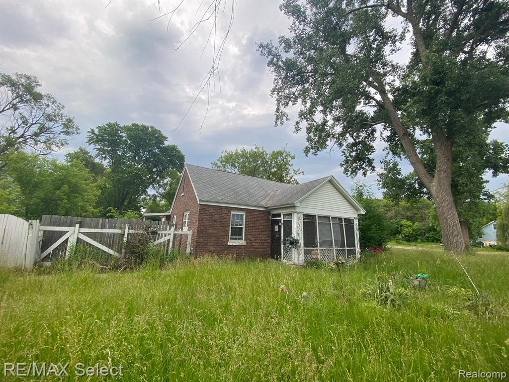 3933 EAST Street, Saginaw, MI 48601 — Photo 7