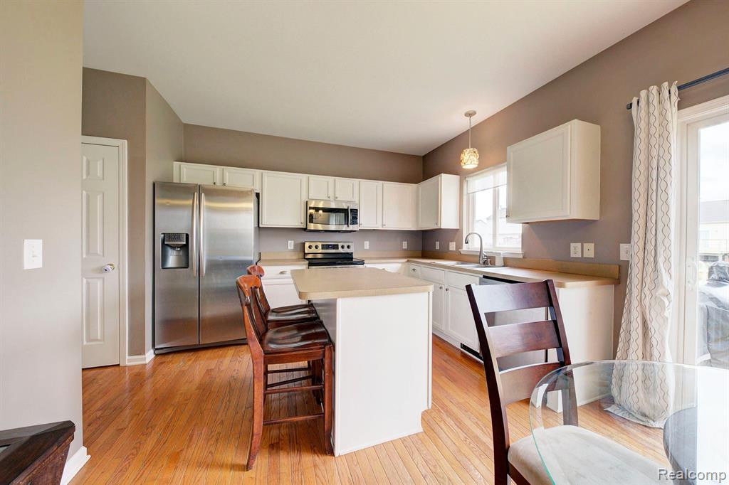 9736 Ravenshire Drive, Ypsilanti, MI 48198 — Photo 12