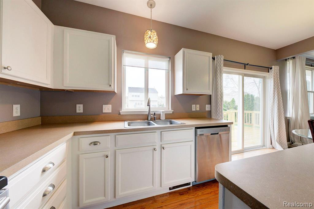 9736 Ravenshire Drive, Ypsilanti, MI 48198 — Photo 13