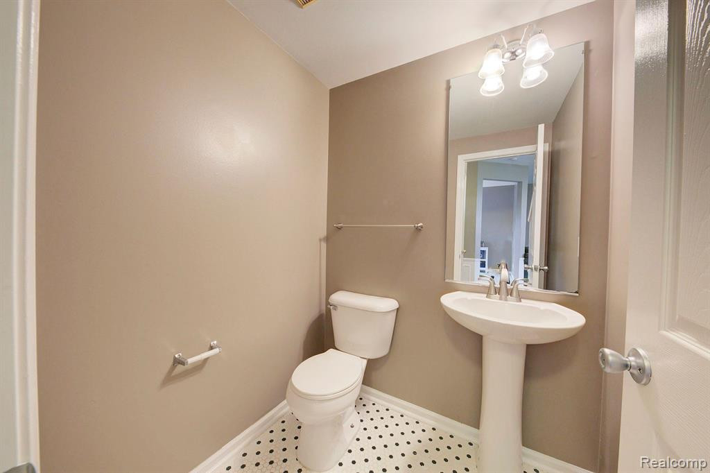 9736 Ravenshire Drive, Ypsilanti, MI 48198 — Photo 20
