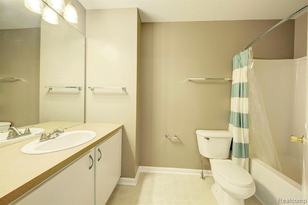 9736 Ravenshire Drive, Ypsilanti, MI 48198 — Photo 25